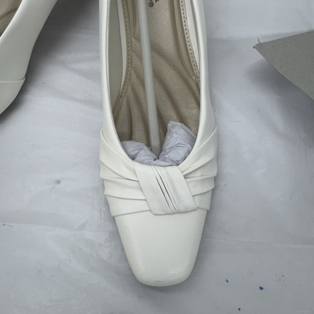 Easy Street Women's Waive Pumps, White 9 M New Low Heel Wedding Spring Summer - Picture 2 of 6